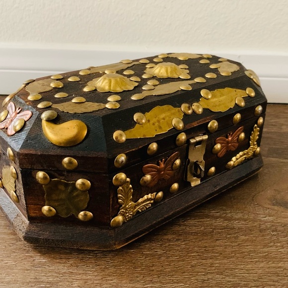 Wooden box with metal ornaments - Picture 10 of 11